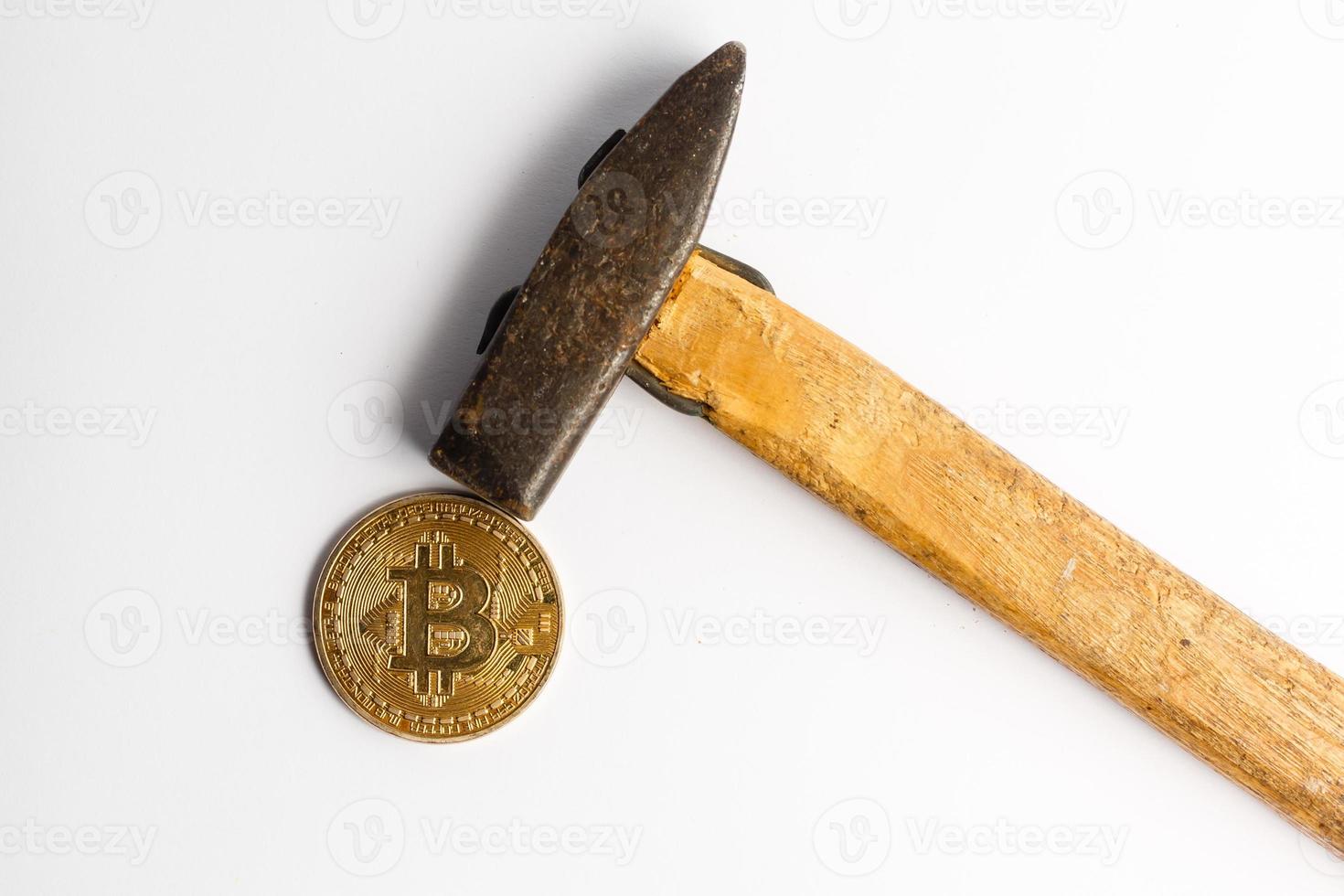 pièces de monnaie bitcoin avec marteau sur fond blanc photo