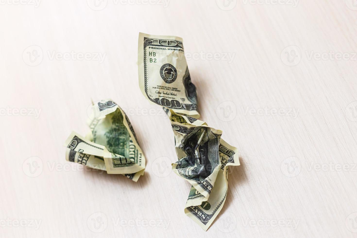 Dollars froissés sur fond blanc photo