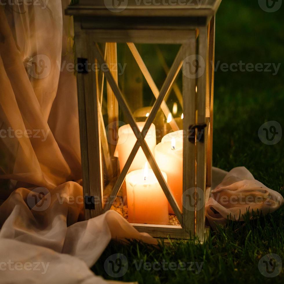 décor de mariage, bougies en flacons de verre dans la forêt. photo