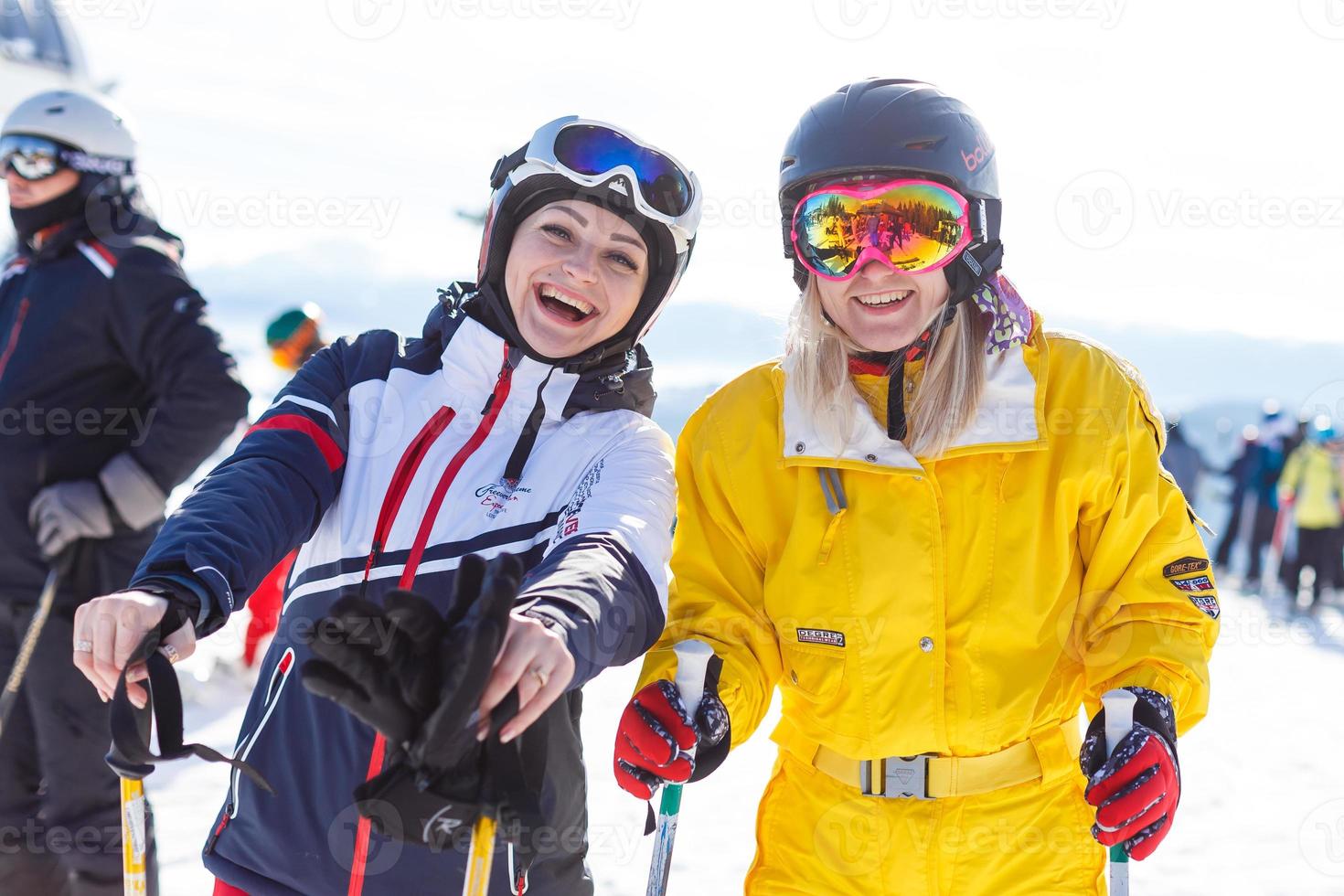 portrait en demi-longueur de deux amies skieuses alpines photo