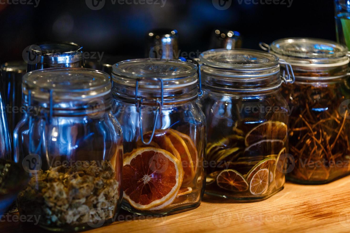 fruits secs dans une verrerie sur une table photo