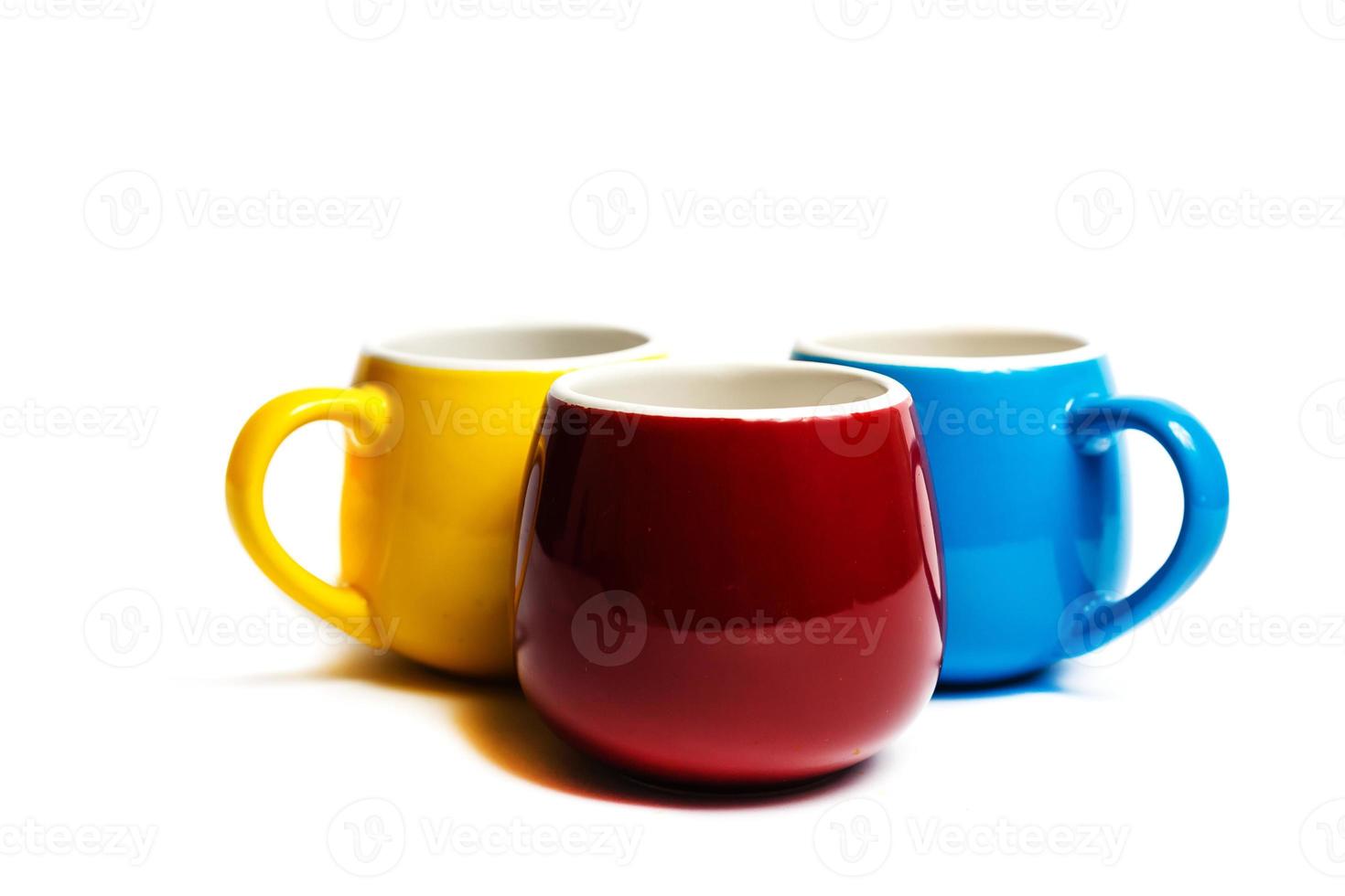 ensemble de tasses colorées isolé sur fond blanc photo