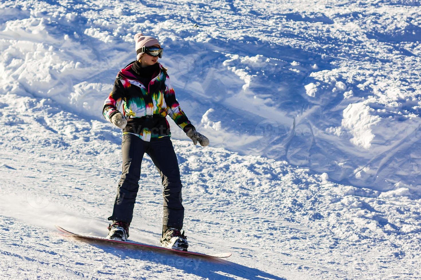 snowboarder faisant un orteil tailler avec un ciel bleu profond en arrière-plan photo