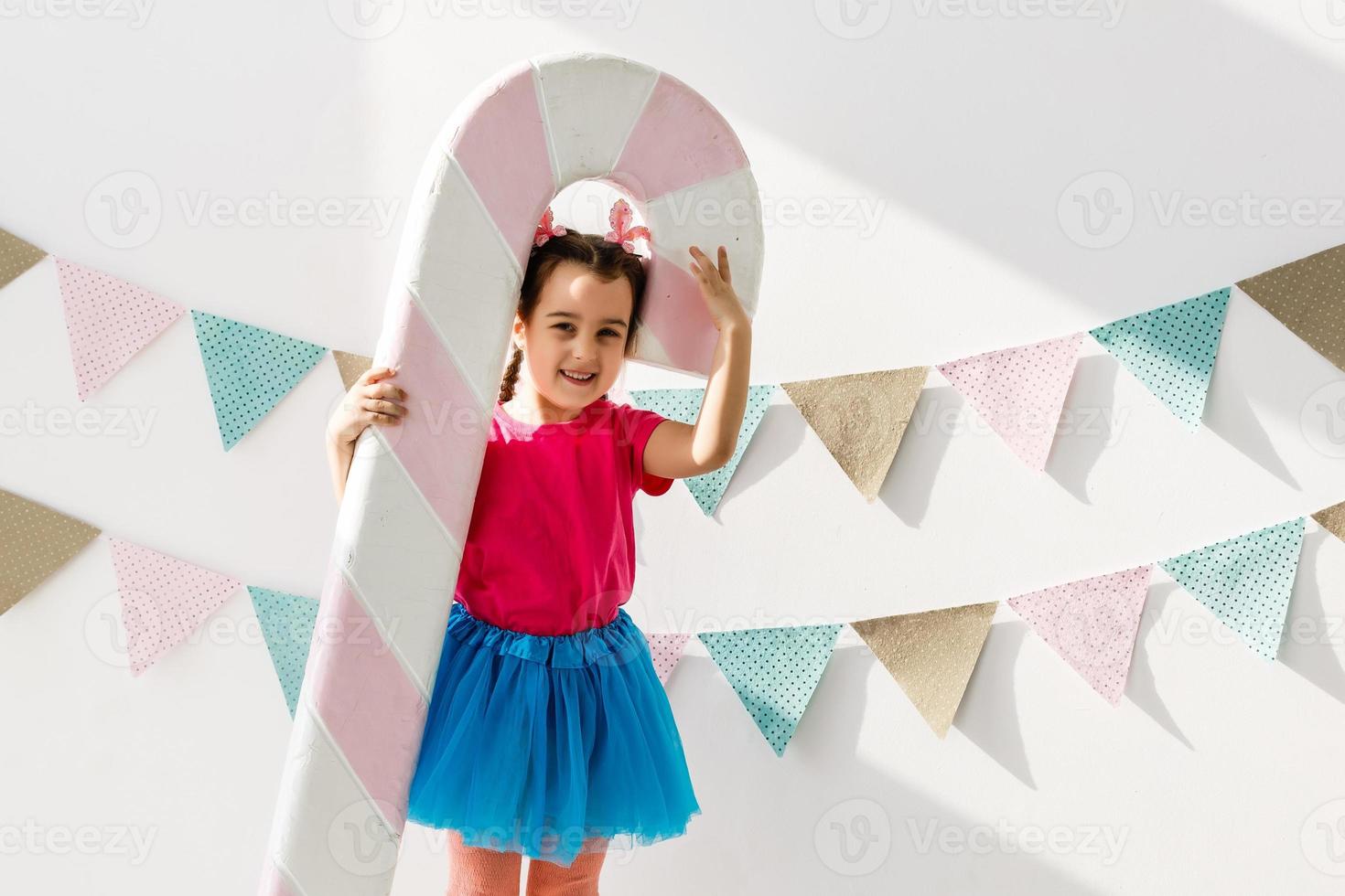 petite fille dans une fête d'enfants dans une chambre décorée photo
