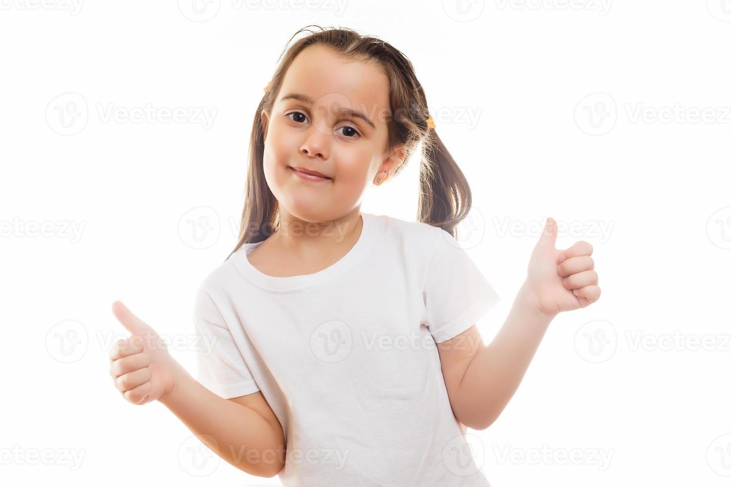 concept de design de t-shirt - petite fille souriante en t-shirt blanc vierge pointant vers elle-même photo