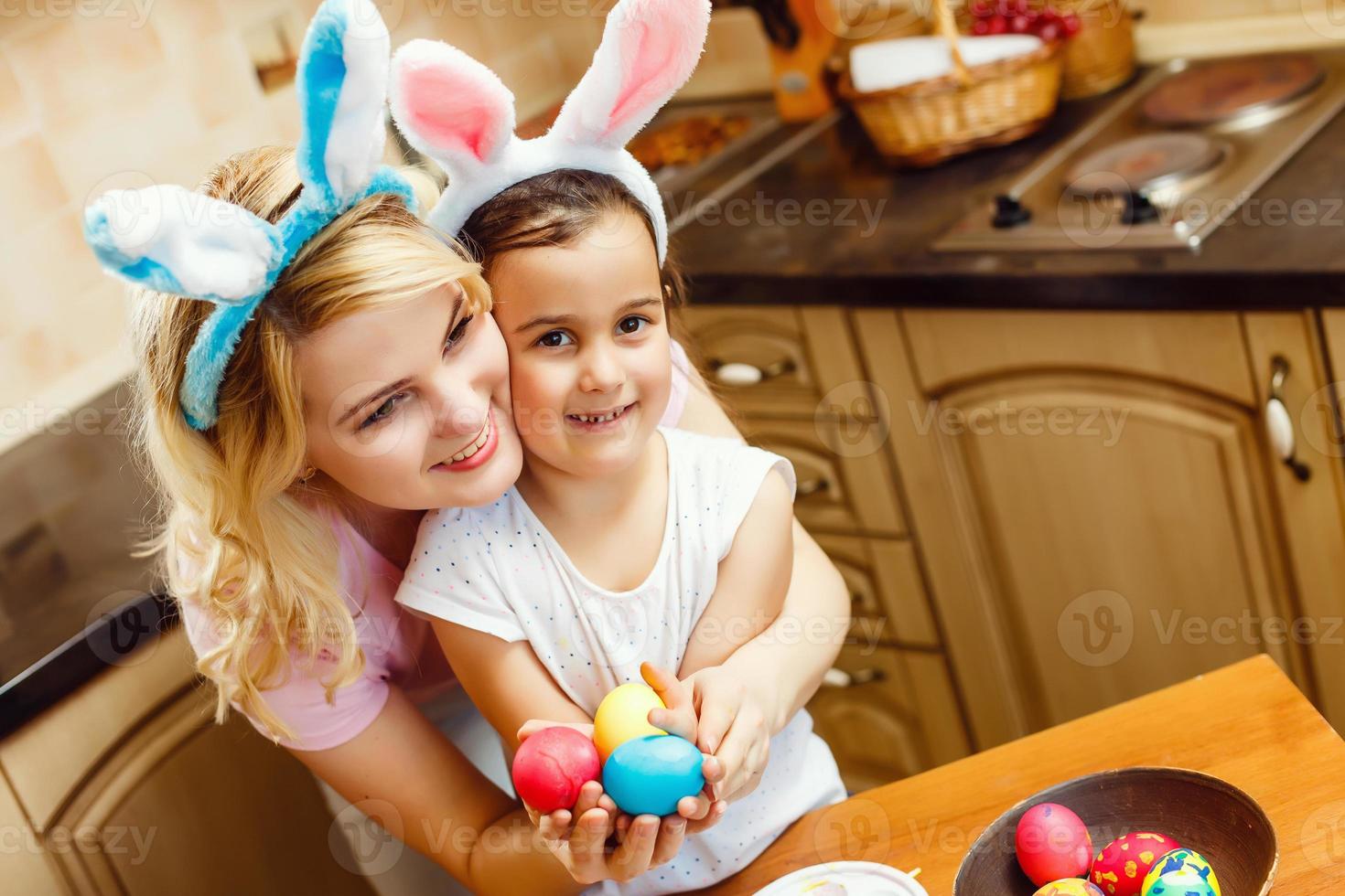 Pâques Heureux. Fille Avec Panier Pour Oeufs De Pâques Et Oreilles