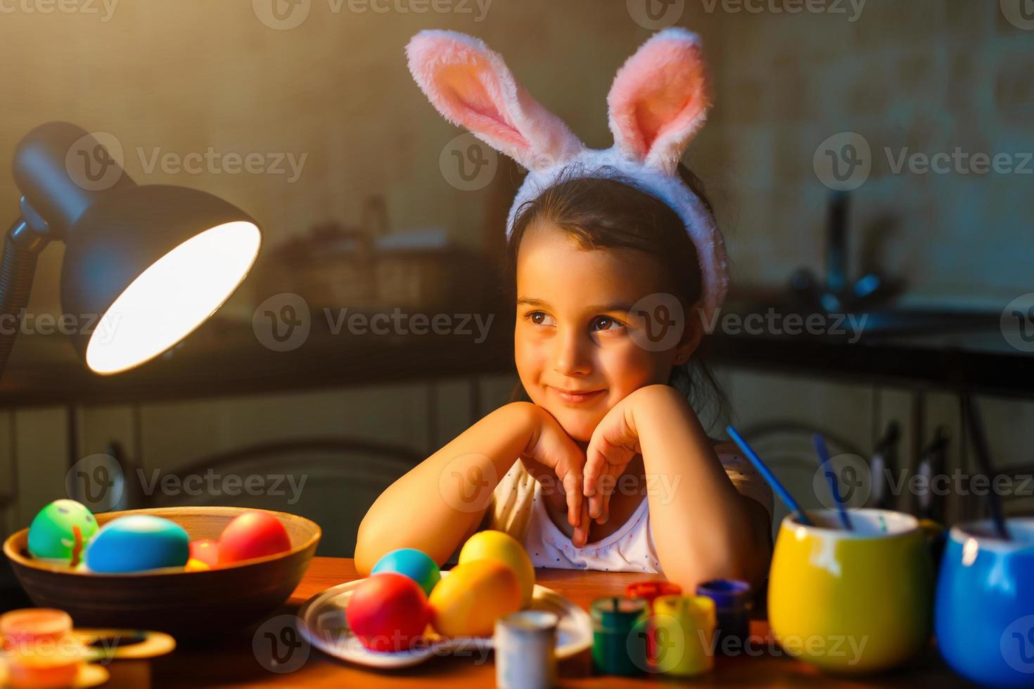 petite fille en costume de lapin se prépare pour pâques et peint des oeufs  17462708 Photo de stock chez Vecteezy