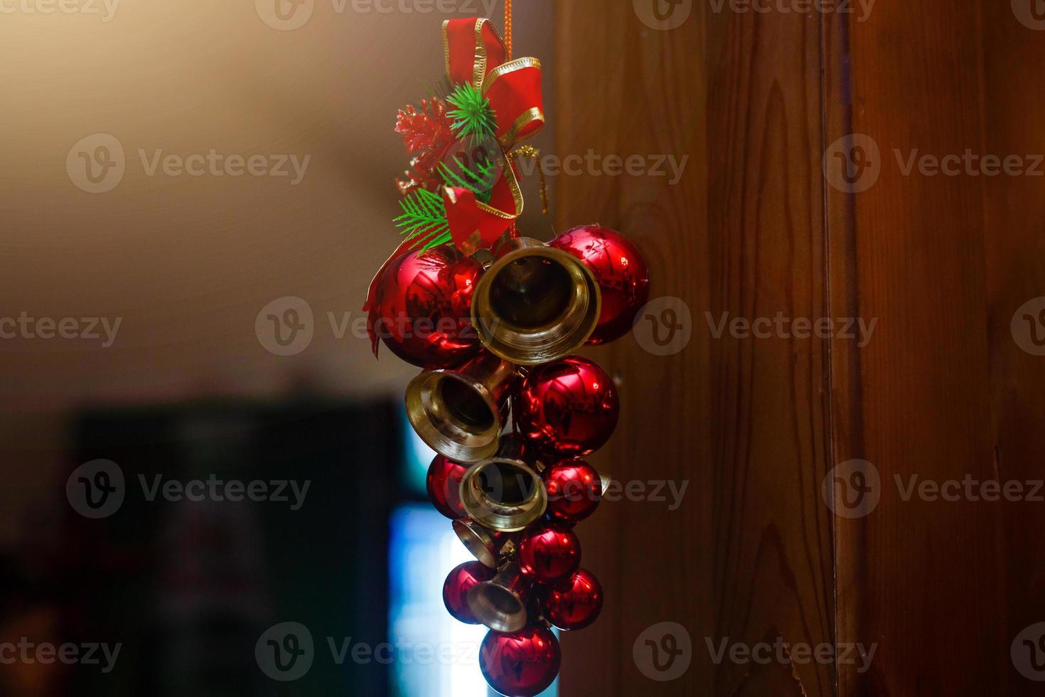 branche de décoration de noël sapin de noël cloches de noël boules rouges et jaunes baies rouges et photo