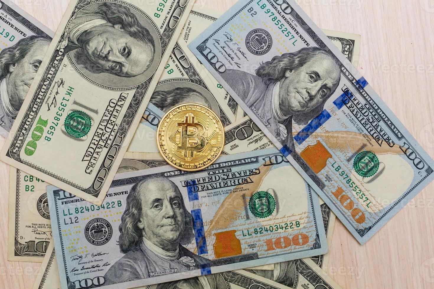 Pièce d'or bitcoin sur dollars américains close up photo