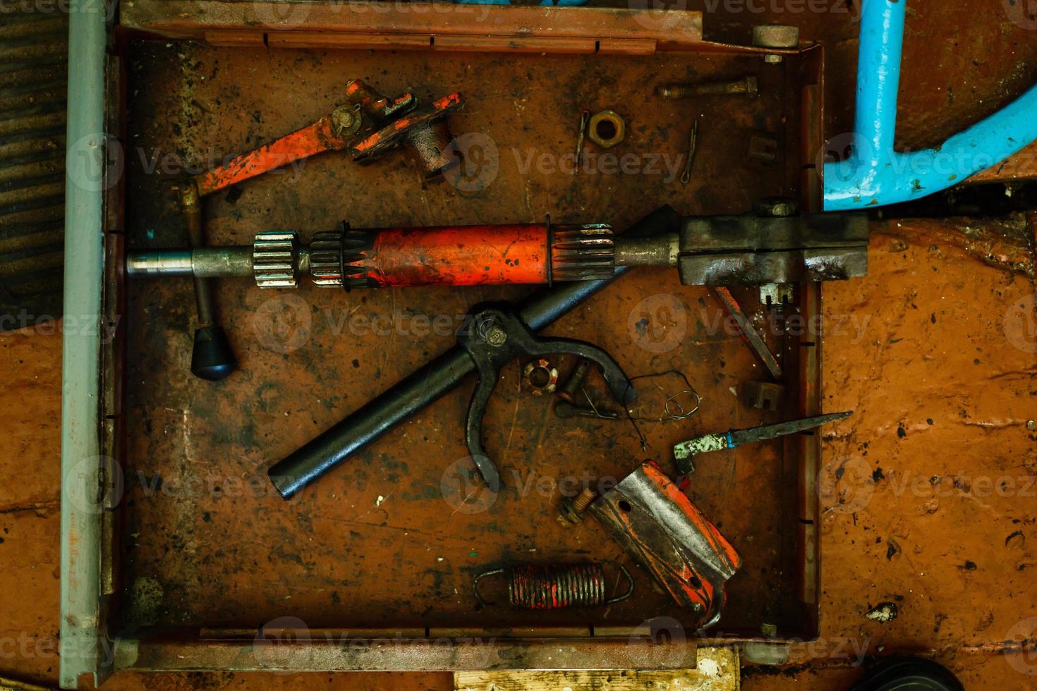 Vieux outils rouillés dans une boîte en bois garage homme moyen mari pendant une heure atelier de réparation photo