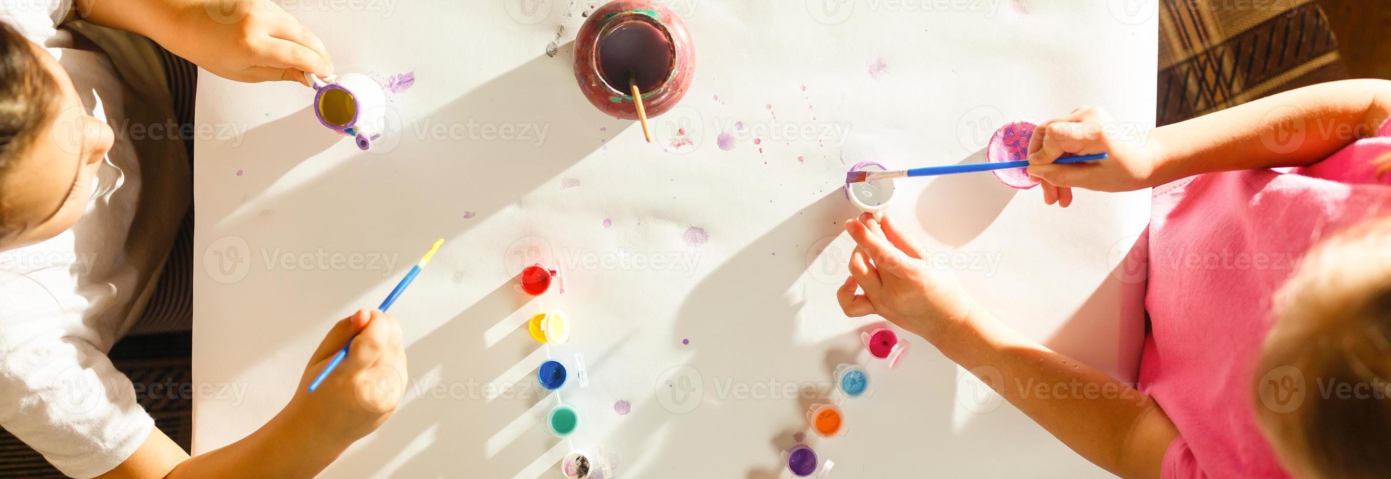 petite fille à colorier des dessins assis à la table ensemble de développement de l'enfant photo