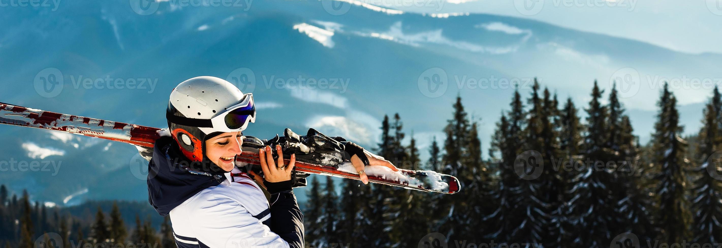 femme skieuse dans les montagnes photo