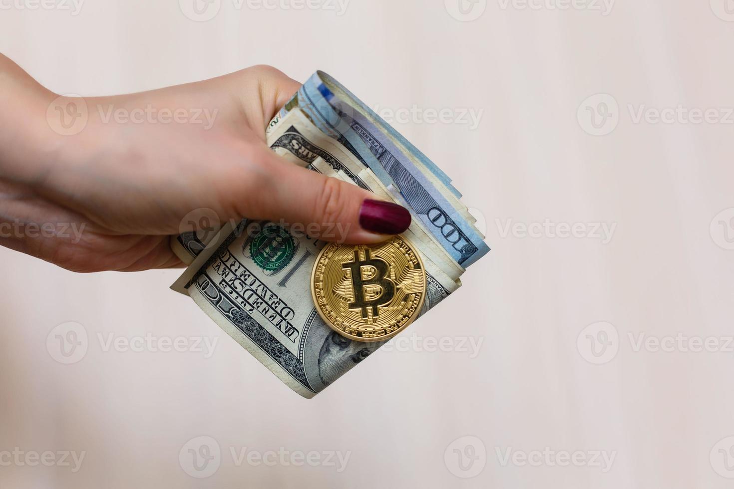 bitcoins dorés sur dollars américains entre les mains concept d'échange de monnaie électronique photo