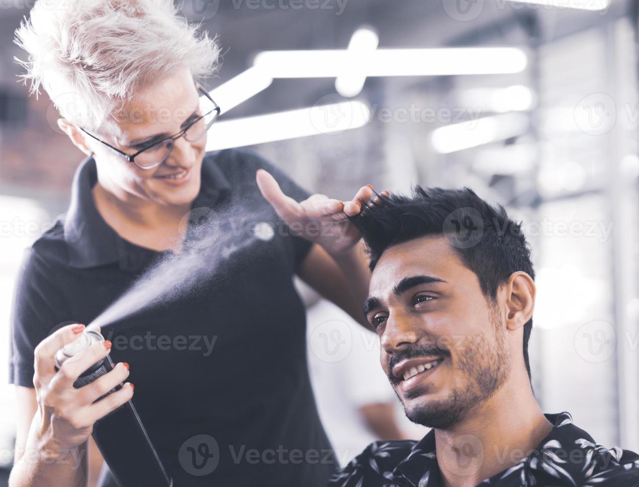 coiffeur professionnel coupe les cheveux des hommes dans un salon de beauté. photo