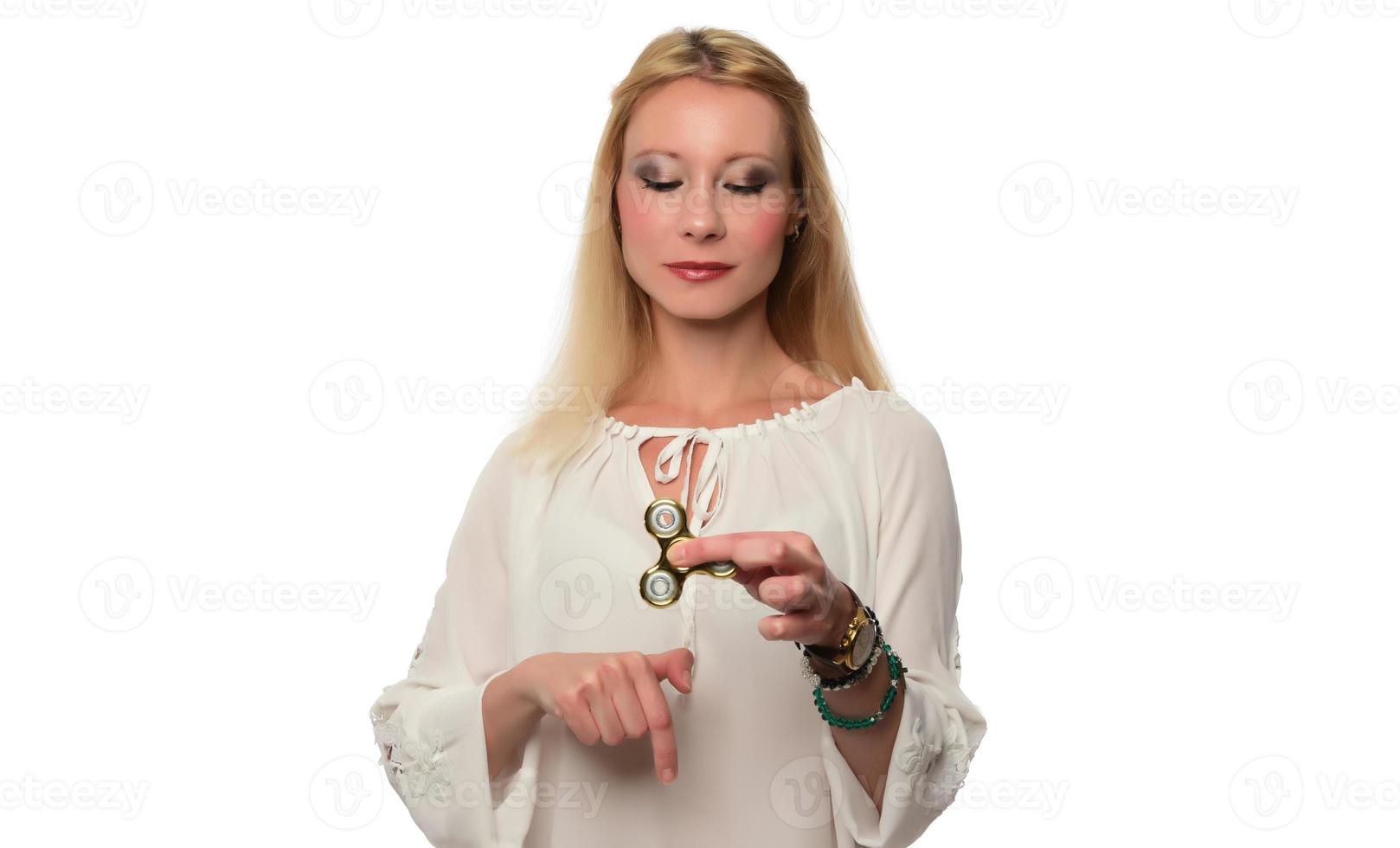 fille à jouer avec fidget spinner dans ses mains, le concept de soulager le stress, développer une petite main mathématiques. photo