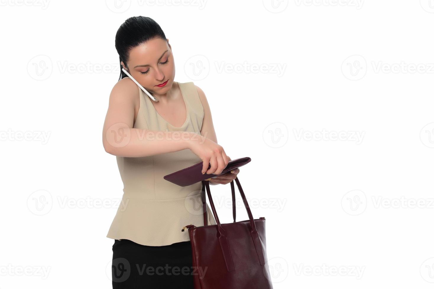 portrait d'une jeune femme d'affaires souriante parlant sur un téléphone portable et regardant loin l'espace de copie isolé sur fond blanc photo