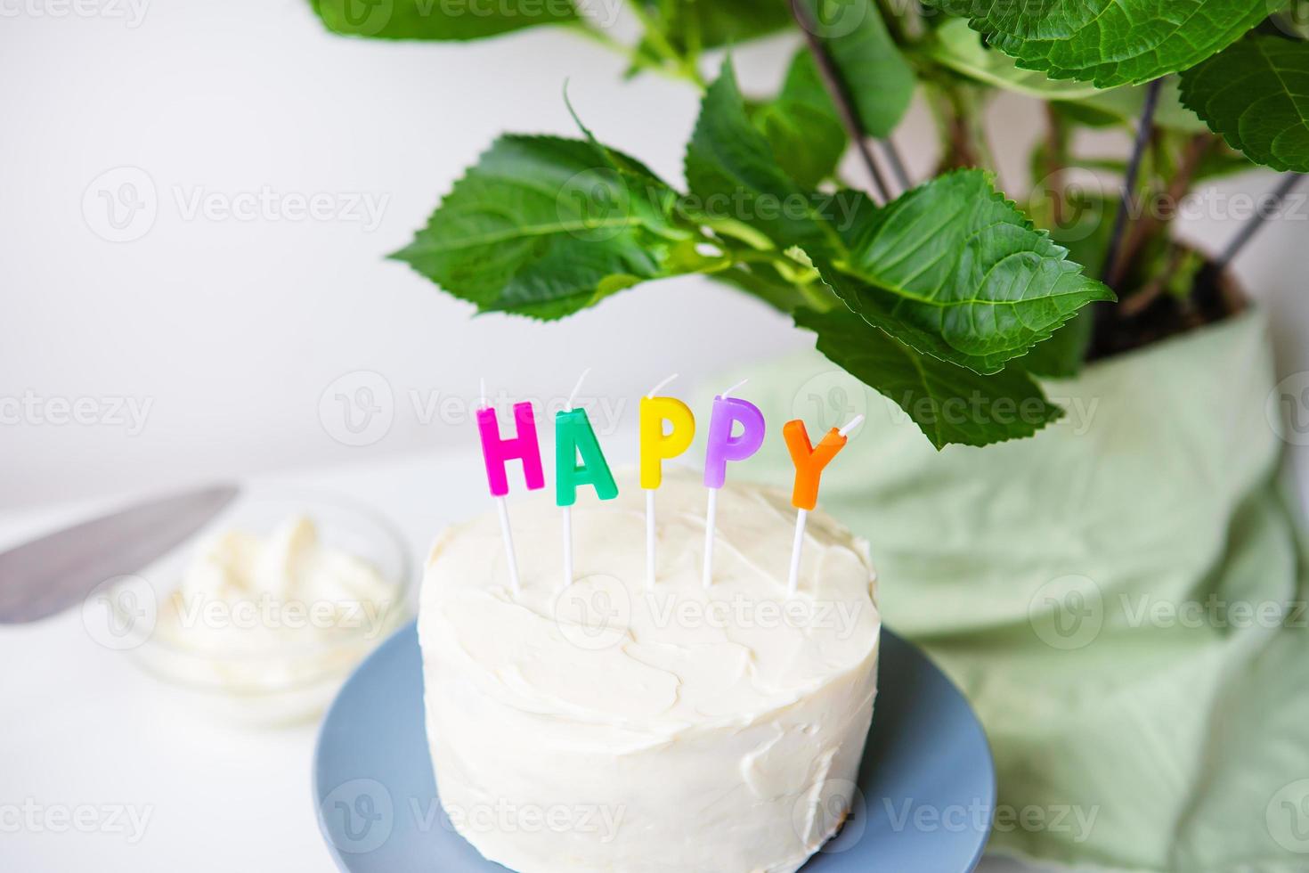 gâteau d'anniversaire, sur un biscuit crémeux l'inscription bonheur. concept de vacances et d'anniversaire surprise. photo