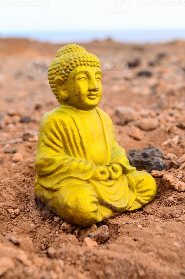 miniature bouddha au sol photo