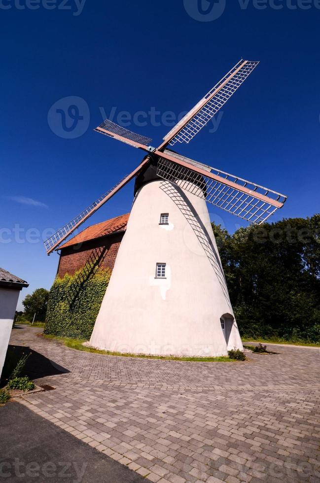 vue sur le moulin à vent rural photo