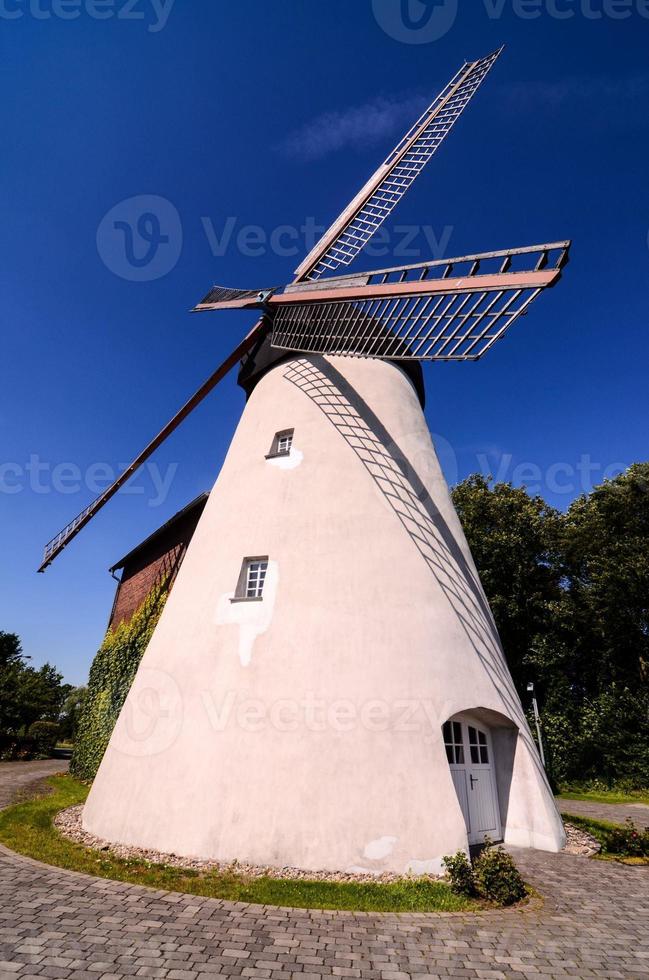 vue sur le moulin à vent rural photo