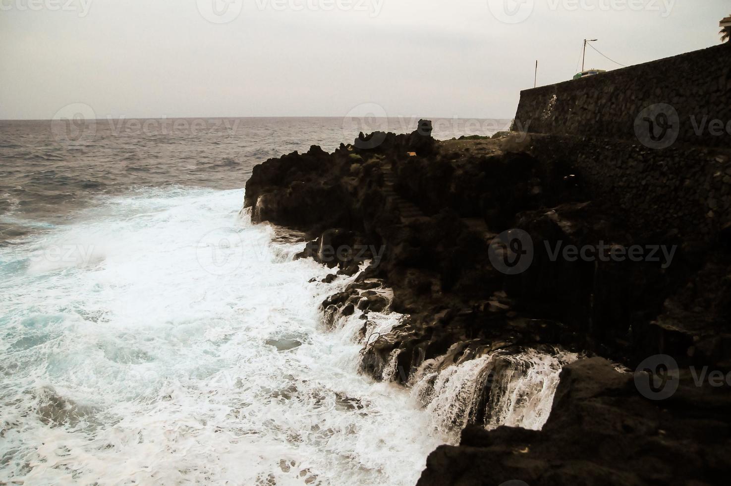 grosses vagues frappant les rochers photo