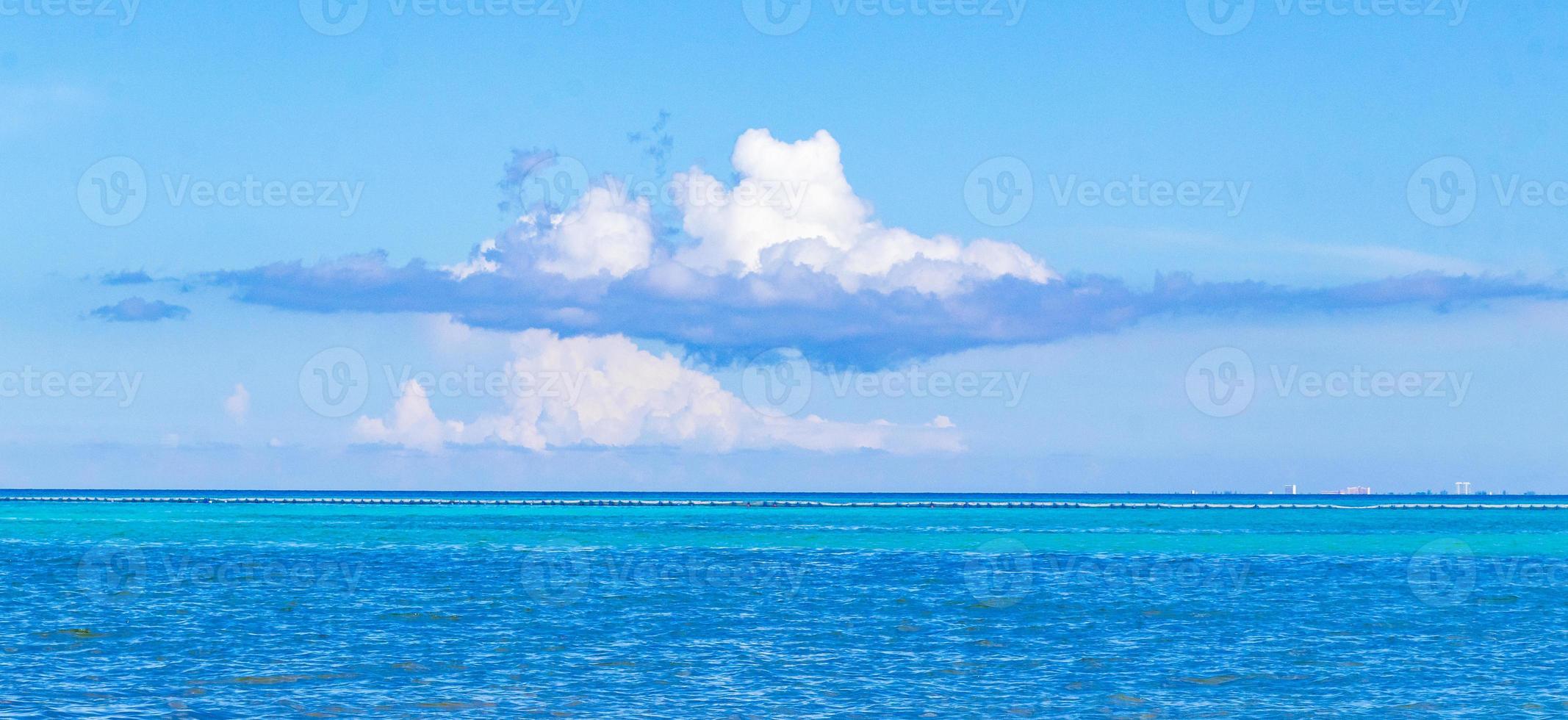 plage mexicaine tropicale eau turquoise claire playa del carmen mexique. photo