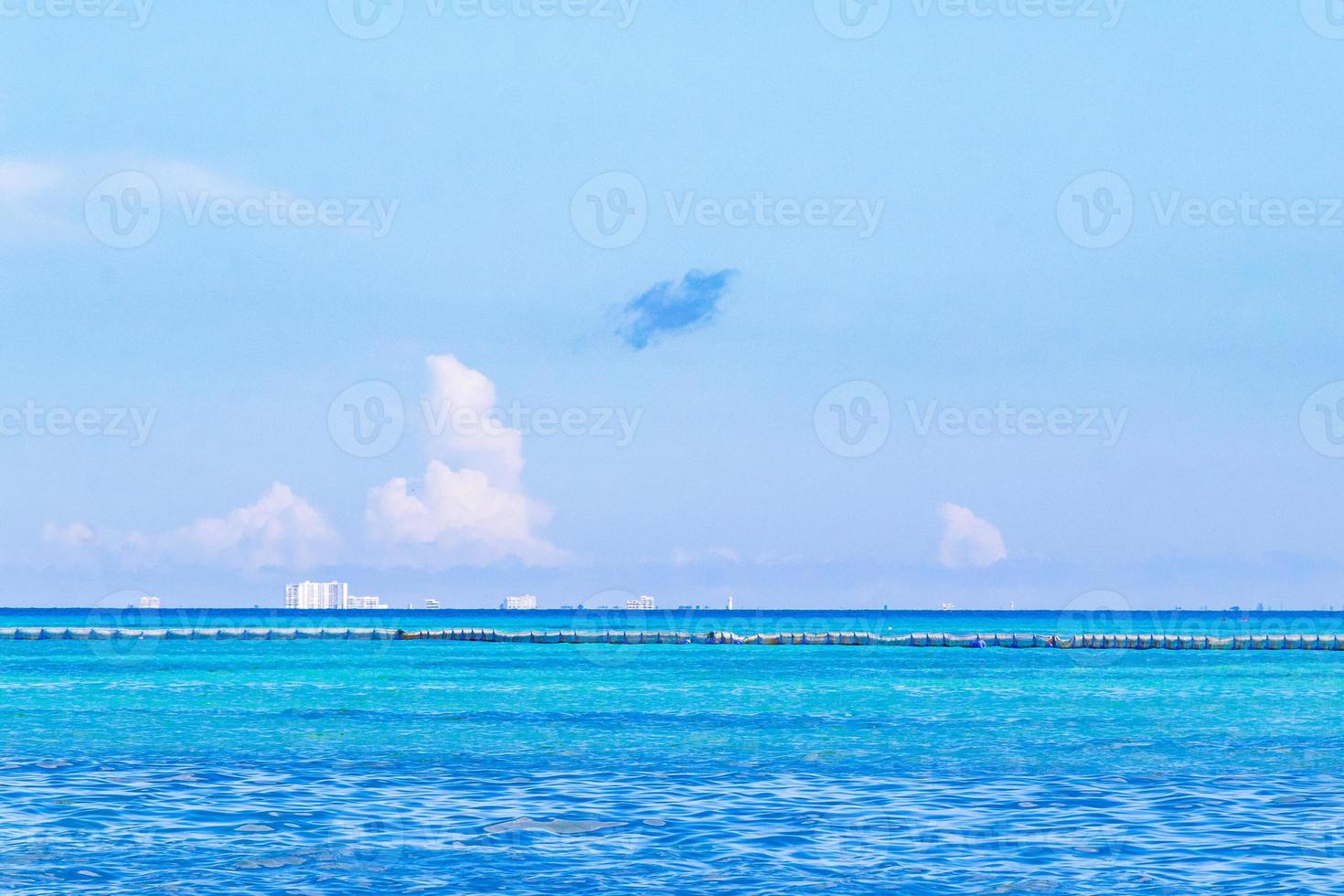 vue panoramique sur le paysage tropical sur le paysage urbain de l'île de cozumel au mexique. photo