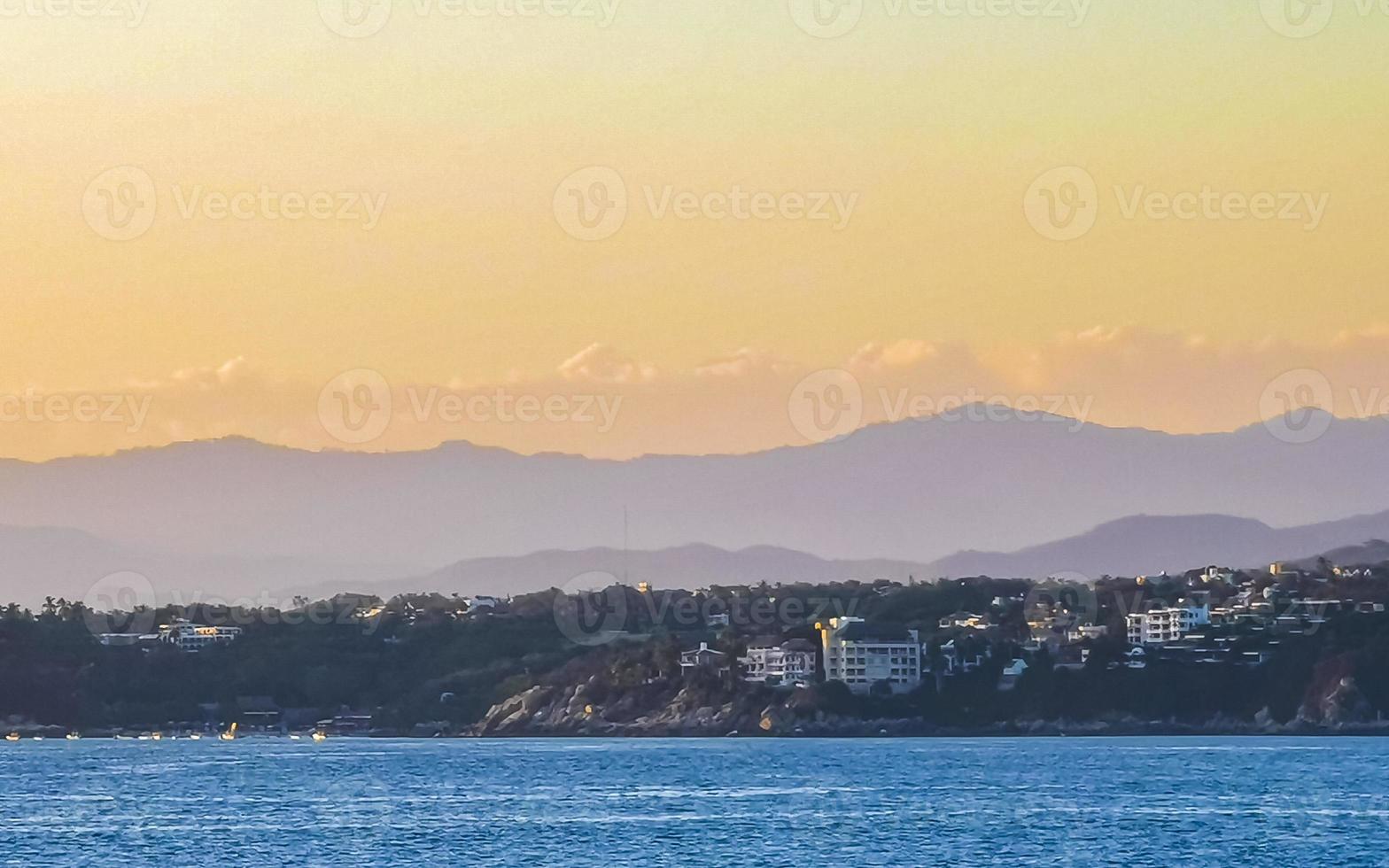 montagnes et falaises au bord de la mer pour le coucher du soleil au mexique. photo