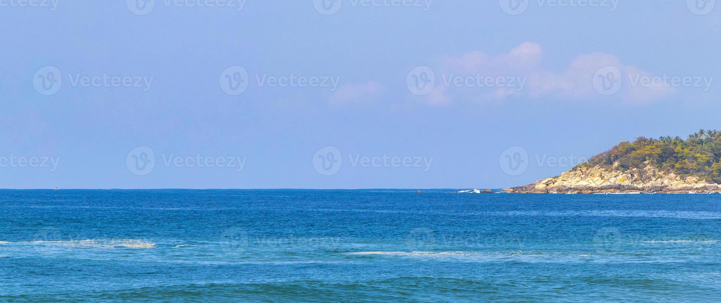 plage sable bleu eau immense surfeur vagues puerto escondido mexique. photo