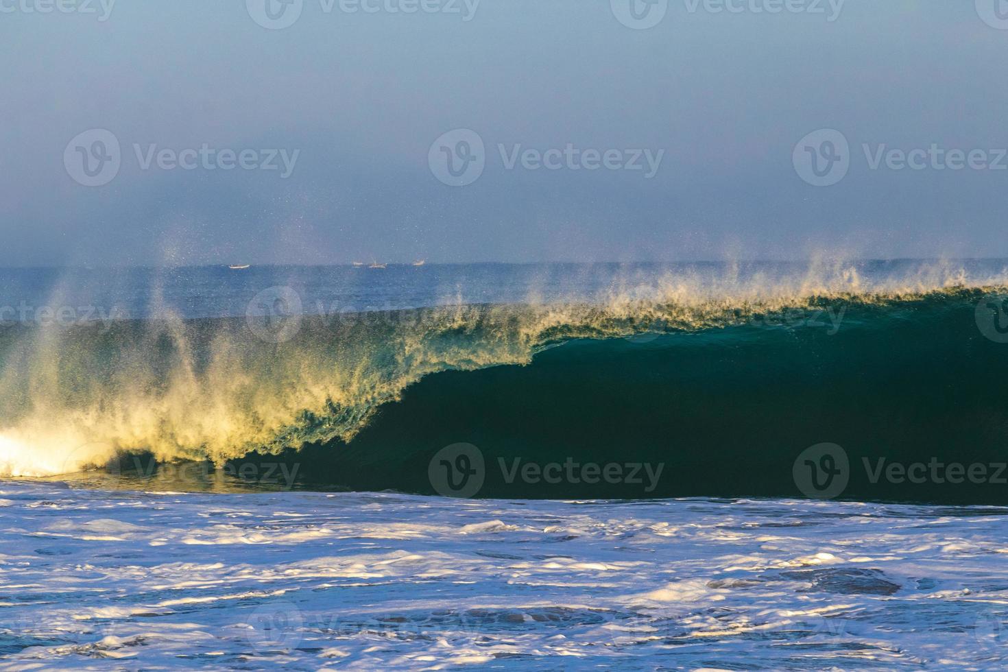 De grosses vagues de surfeurs extrêmement énormes à la plage de puerto escondido au mexique. photo