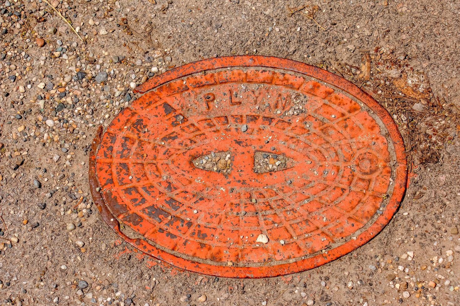 couvercle de trou d'homme du système de gazoduc. une trappe métallique massive pour l'accès aux communications de la ville dans le trottoir. photo