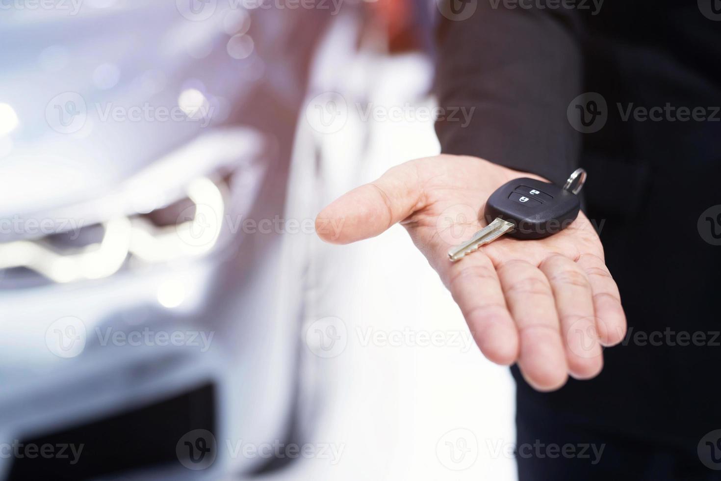 clé de voiture, homme d'affaires remettant l'échange à l'autre homme. paiement des intérêts de crédit du concessionnaire vendeur ou achat par concept de voiture à tempérament. photo