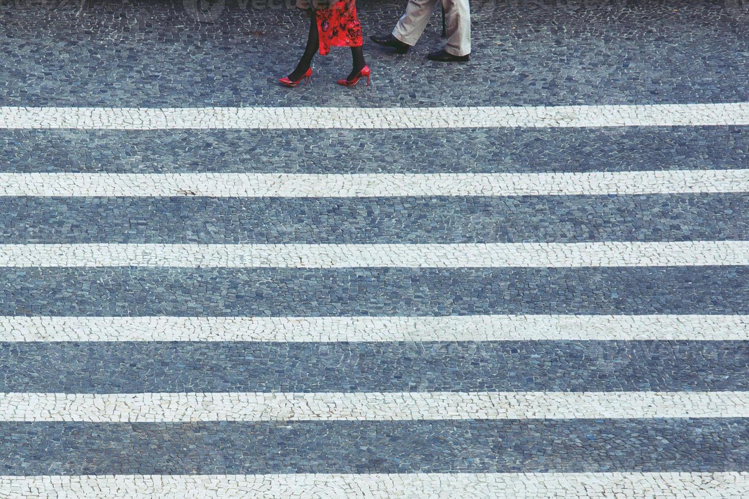 l'homme touristique porte des jeans marchant avec un sac à dos à travers le passage pour piétons à la rue de jonction de la ville, concept de sécurité des piétons, laissez l'espace vide, écrivez un message sur la route. photo