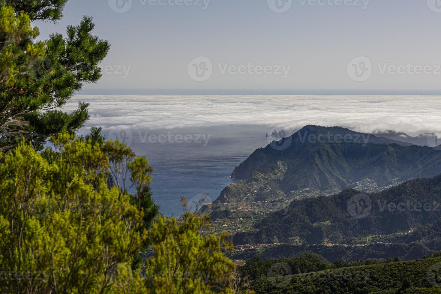 photo panoramique sur l'île portugaise de madère en été