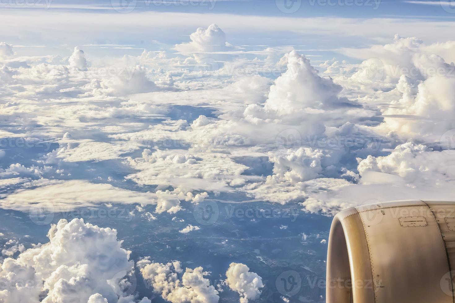 photo aérienne de nuages depuis un avion avec moteur d'avion