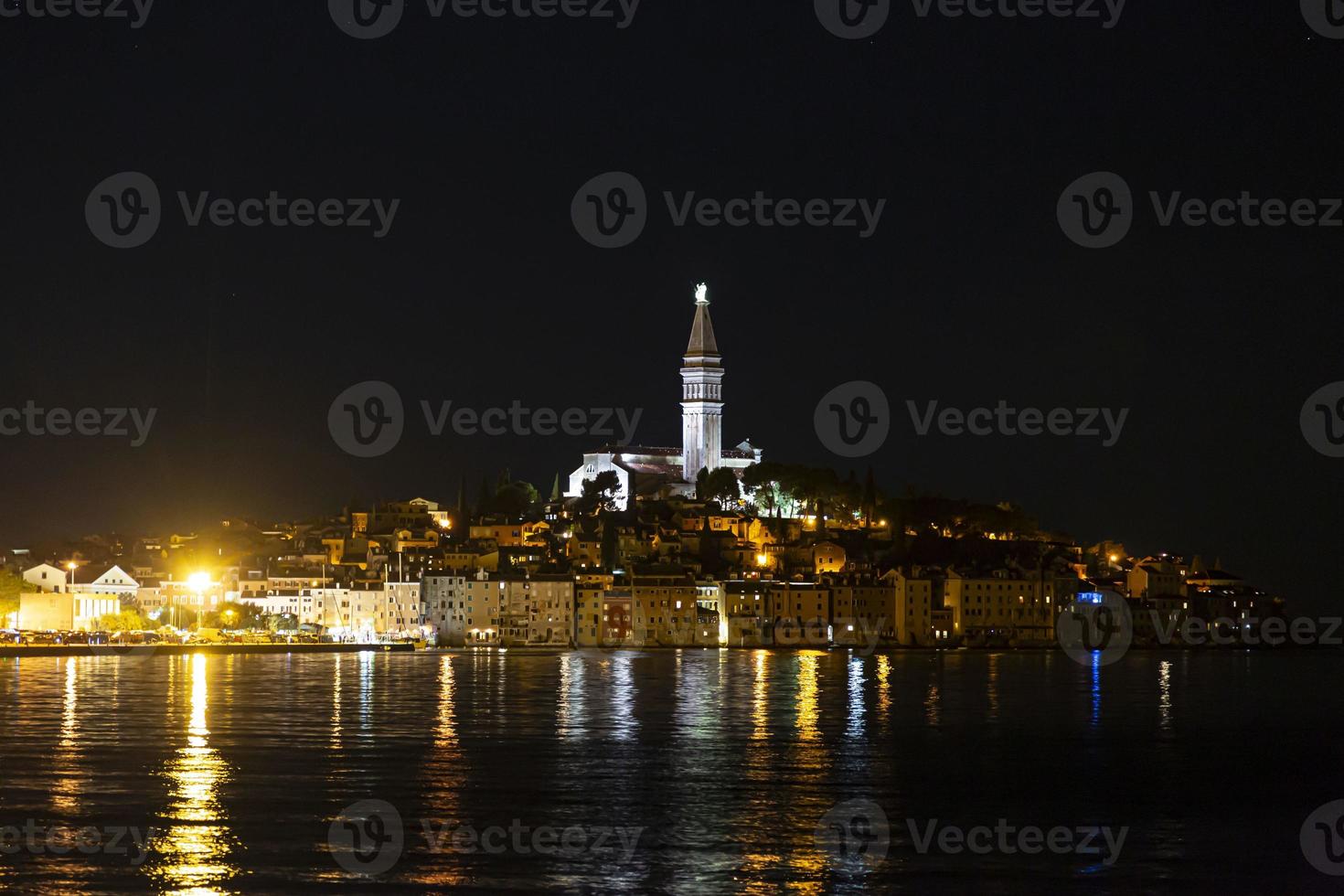 photo de la partie historique illuminée de rovinj la nuit