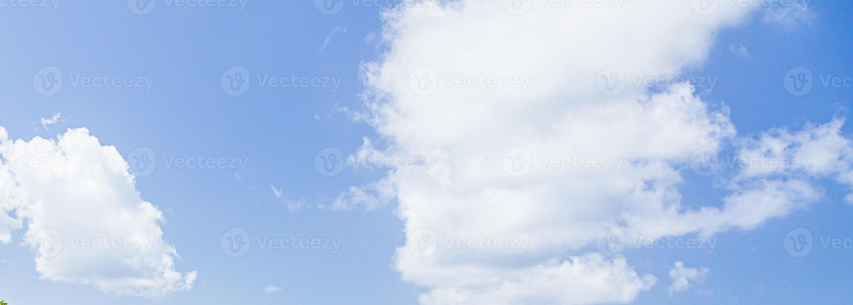 image d'un ciel partiellement nuageux et partiellement dégagé pendant la journée photo