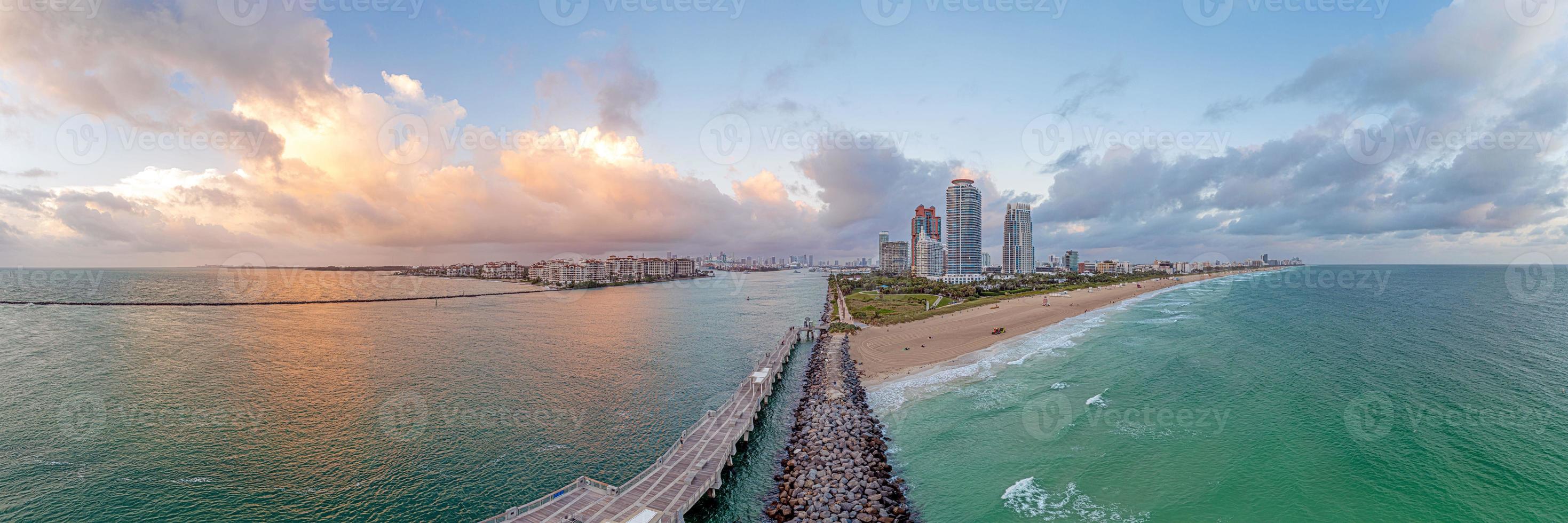 panorama de drones sur les toits de la plage de miami au crépuscule photo