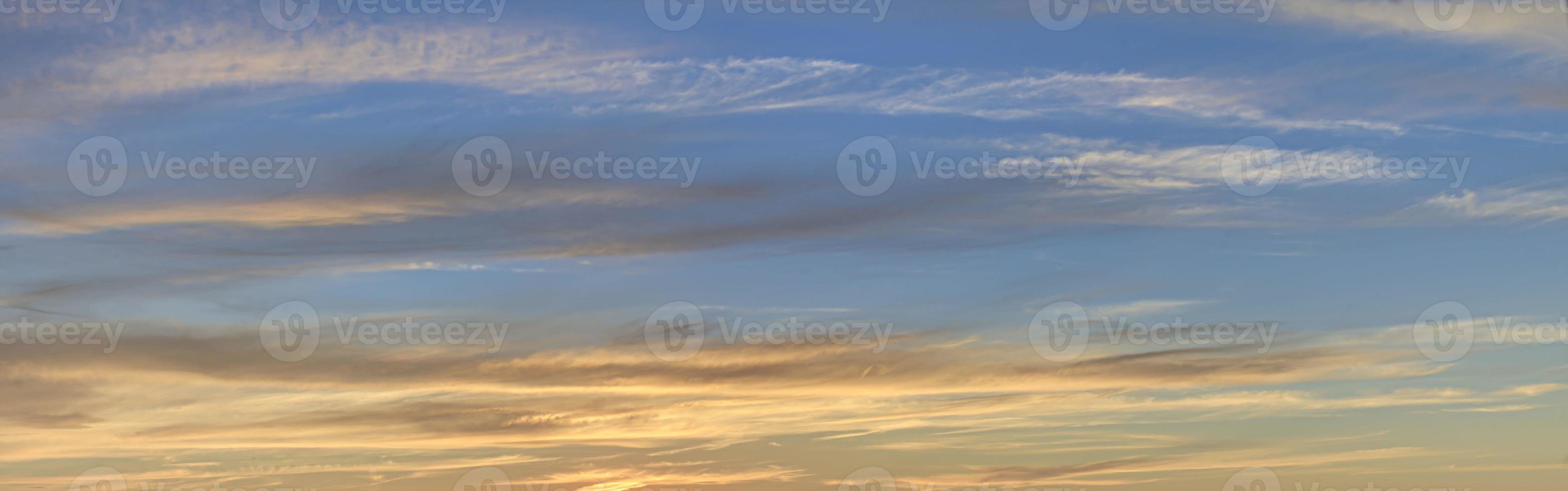 ciel coloré dramatique avec rémanence et nuages illuminés photo