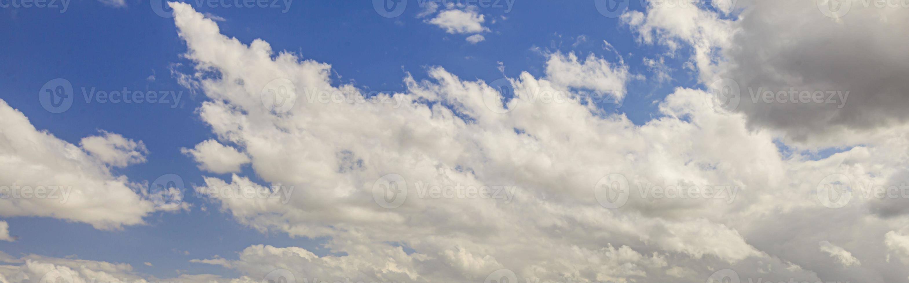 image d'un ciel partiellement nuageux et partiellement dégagé pendant la journée photo