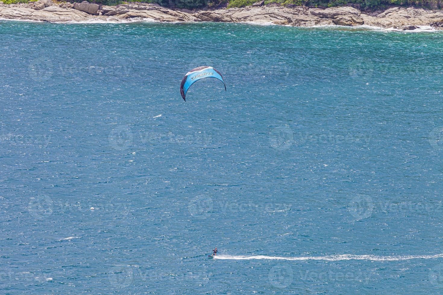 photo de kite surfeur en pleine mer en thaïlande