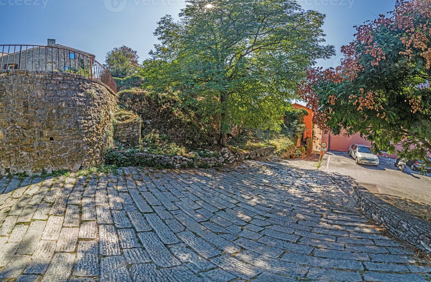 photo de la route d'accès pavée romantique au centre historique de la ville croate de motovun