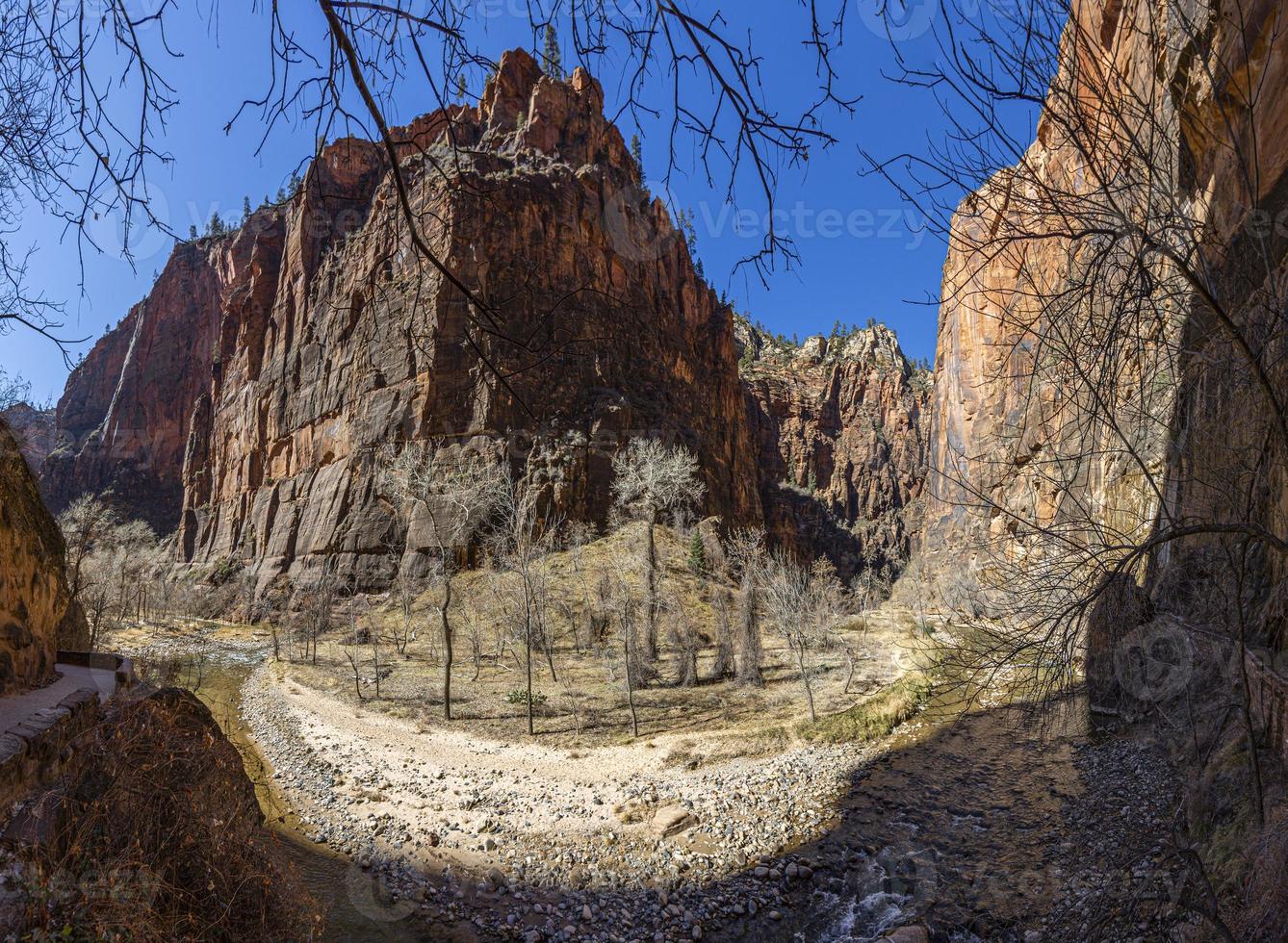 impression du sentier pédestre de la rivière vierge dans le parc national de zion en hiver photo