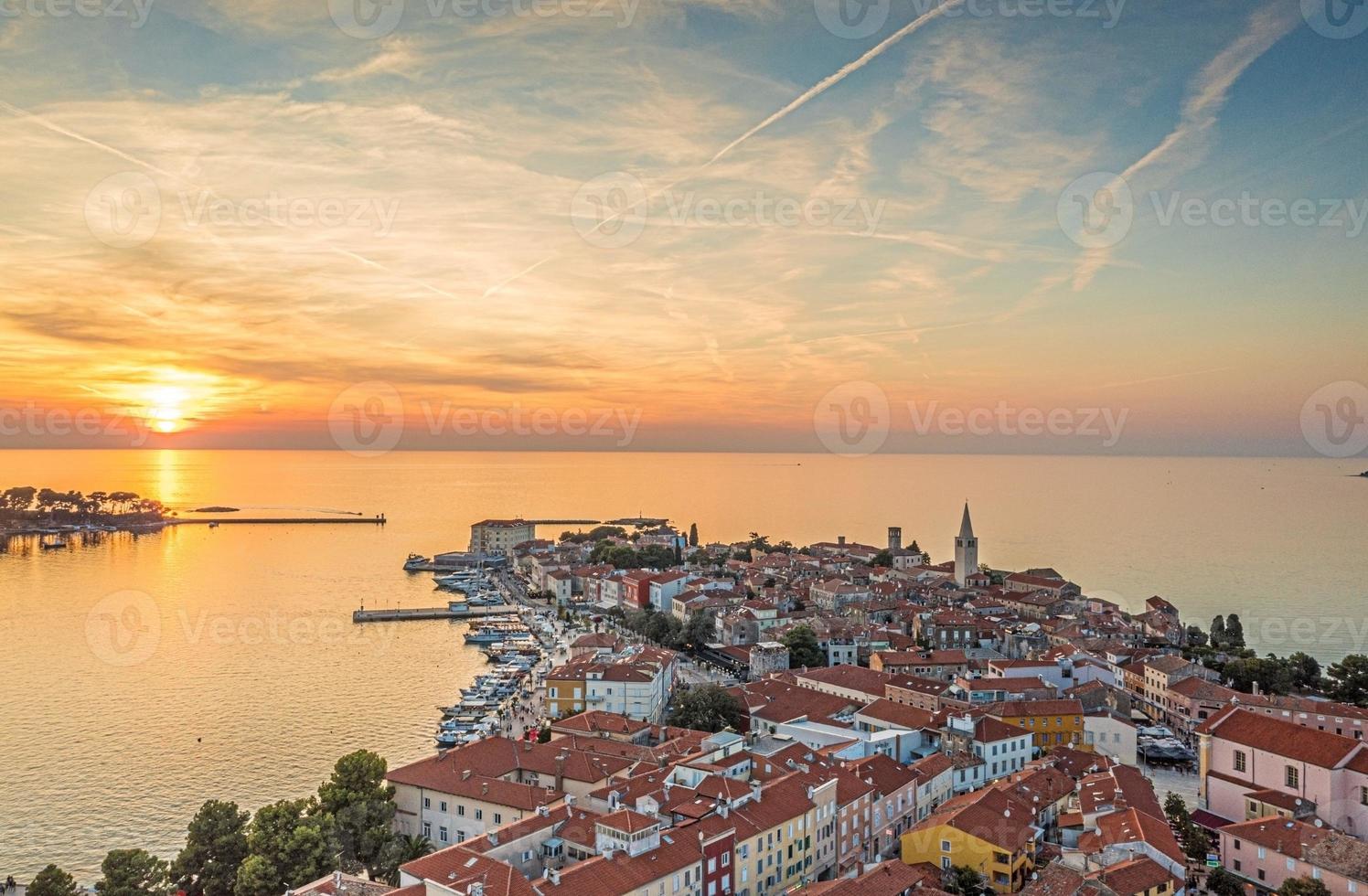 panorama de drones sur la ville côtière croate de porec avec port et promenade au lever du soleil photo