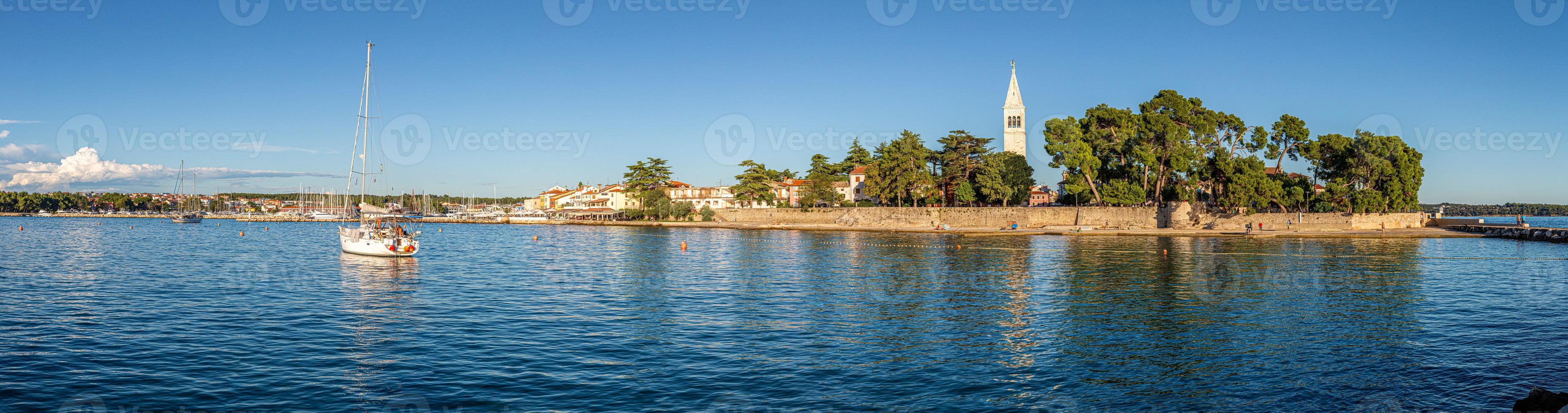 photo panoramique du rivage de novigrad en croatie pendant la journée