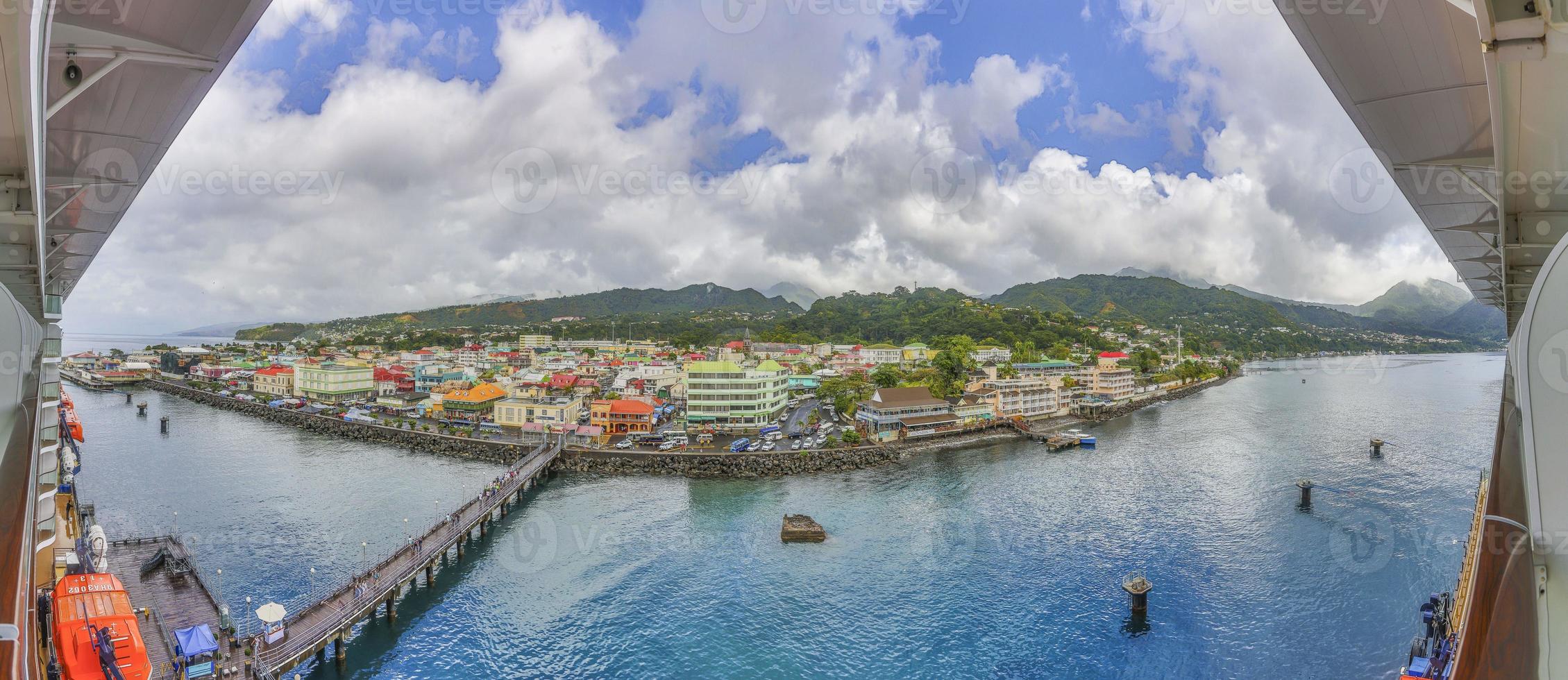 vue panoramique du bateau de croisière à la ville de roseau sur l'île de la dominique pendant la journée photo