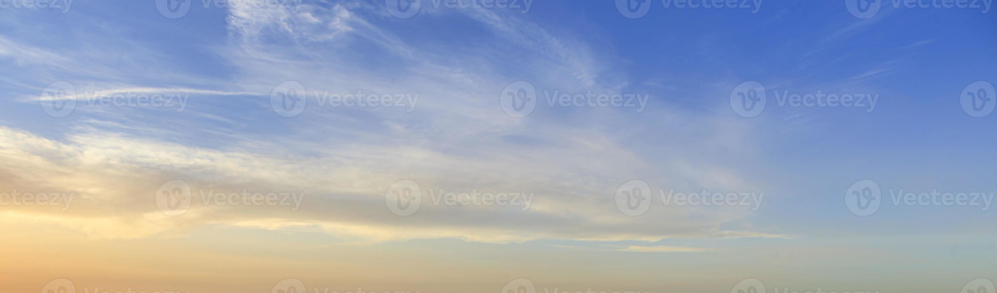 ciel coloré dramatique avec rémanence et nuages illuminés photo