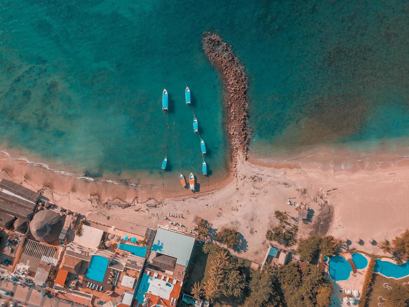 bateaux à terre pendant la journée photo