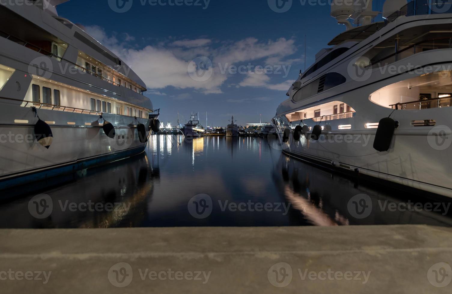 De nombreux navires de nuit sur la jetée de la mer Égée Athènes Grèce photo