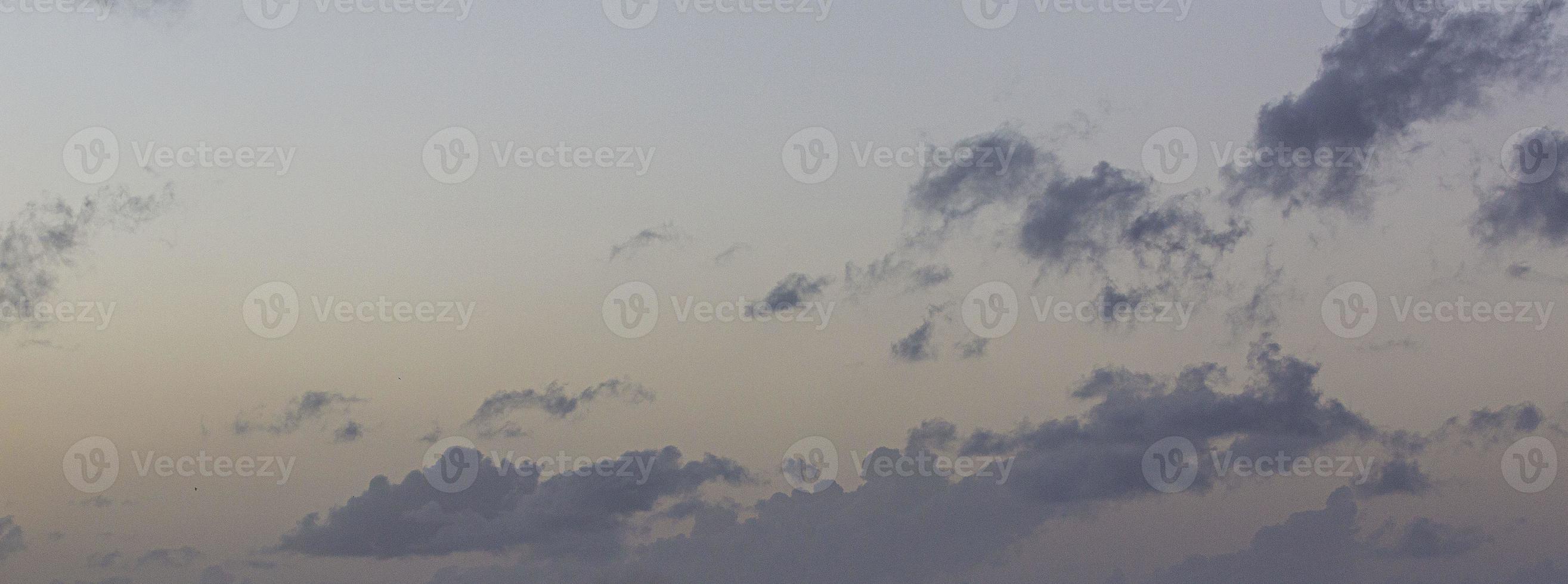 ciel coloré dramatique avec rémanence et nuages illuminés photo